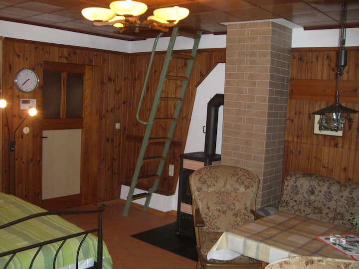 Soggiorno/camera da letto con ripida scala fino alla zona notte superiore. Se riesci a utilizzare le scale senza pericolo, ti preghiamo di decidere da solo.  Si può vedere anche il forno.