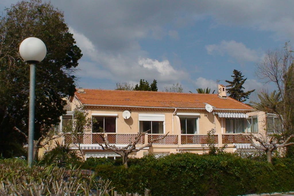 The 1st villa of the Bd. de la Mer, coming from the beach.