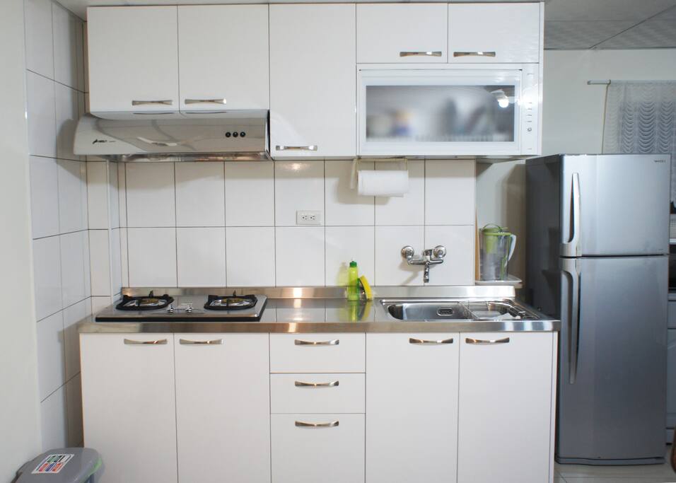 Great living room space with a nice open kitchen and everything you need
新廚房提供碗盤以及廚具可以自己簡單開火