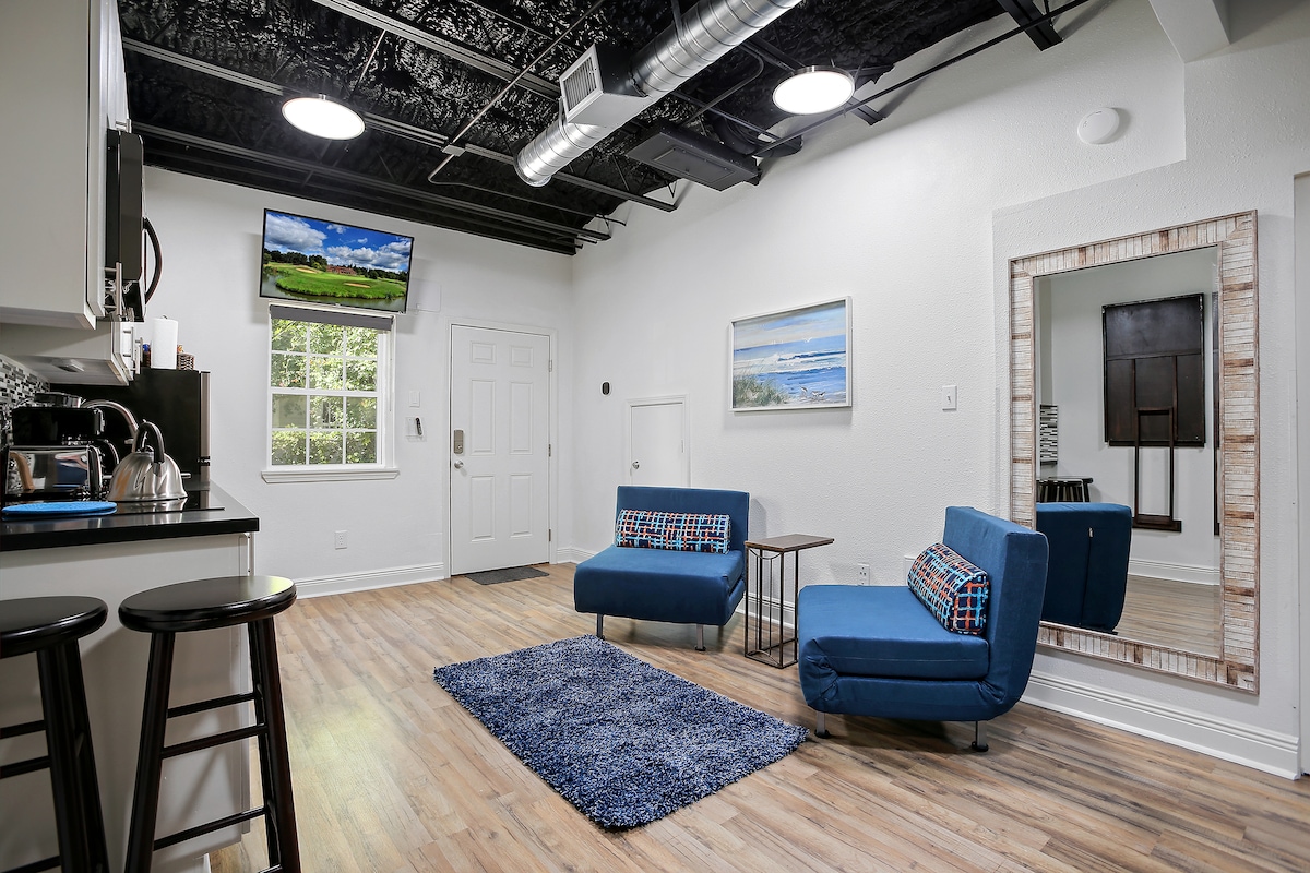 מאז שדרגנו את הכיסאות לספה נוחה בגודל מלא עם מיטת קווין סיידר להנאתכם. קחו כמה חטיפים מהמטבח הסמוך בנוחות, והתמקמו ללילה סרט בטלוויזיה החכמה עם מסך שטוח.

