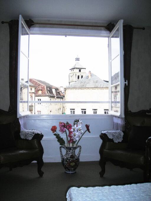 Salon avec vue sur l'abbatiale