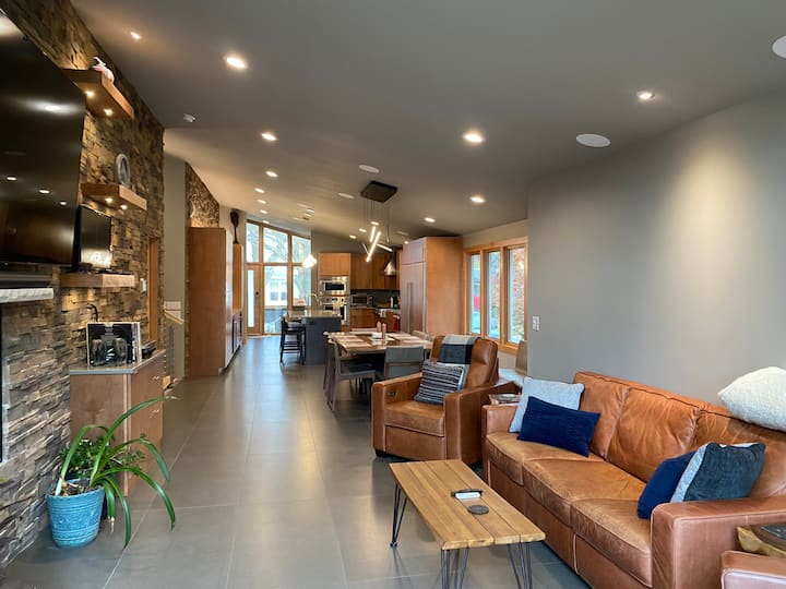 Luxury Mid-century Modern Near Camp Randall - Middleton, WI