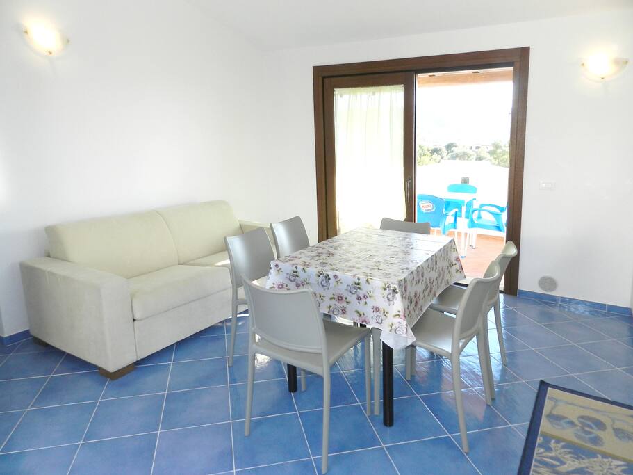 Luminoso Soggiorno/Pranzo/Cucina con divano (divano letto per eventuali 2 posti)