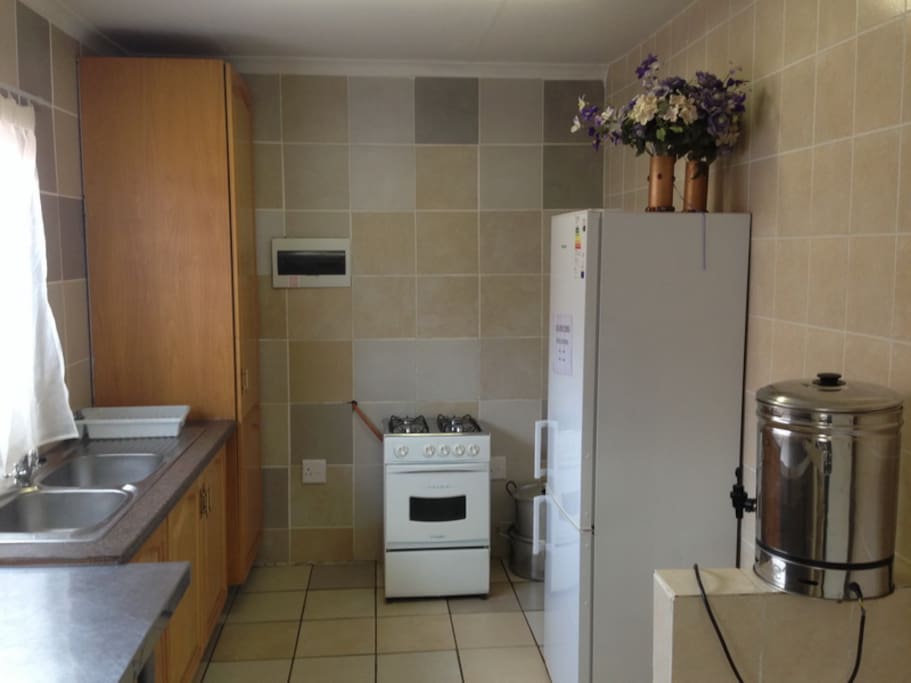 Lovely compact kitchen for guests' use...