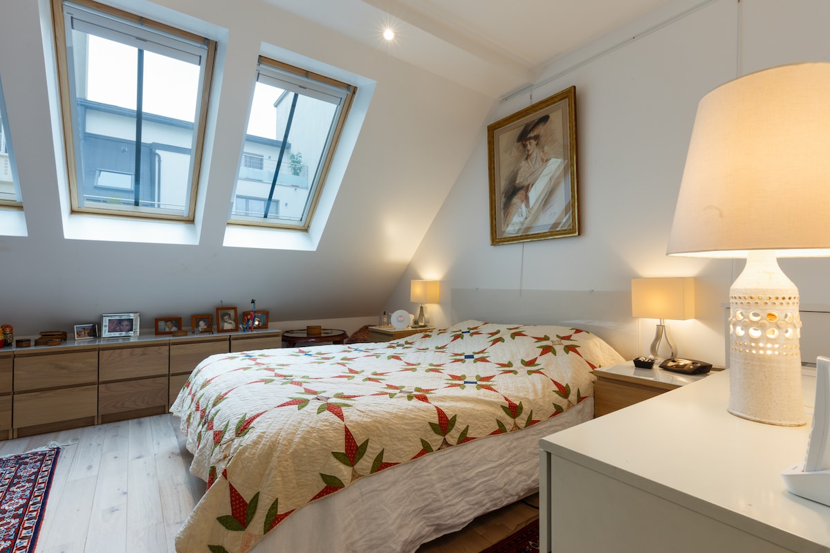 Posteľ veľkosti Queen, okná a elektronicky otvorené okenice