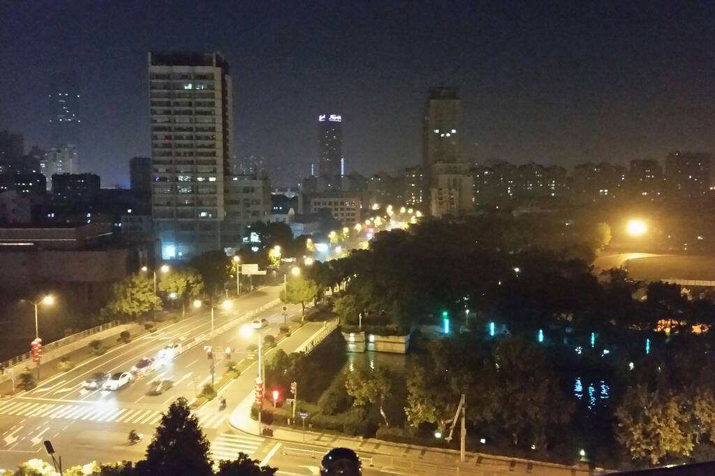 卧室阳台上的夜景