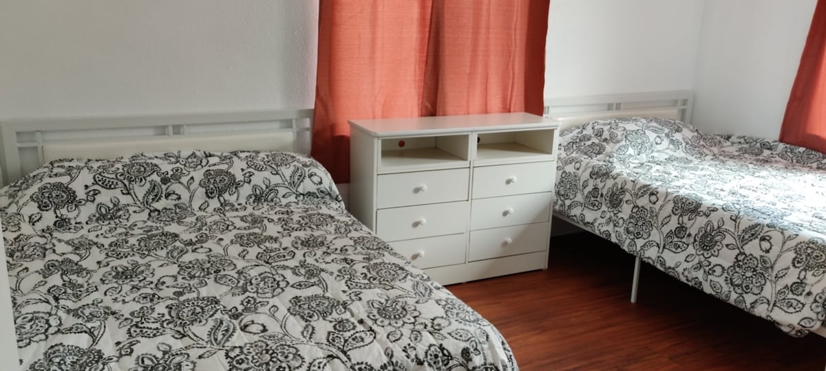 2 брачни/двокреветни кревета со удобни душеци во спалната соба 2. Голем гардеробер со многу простор за складирање 