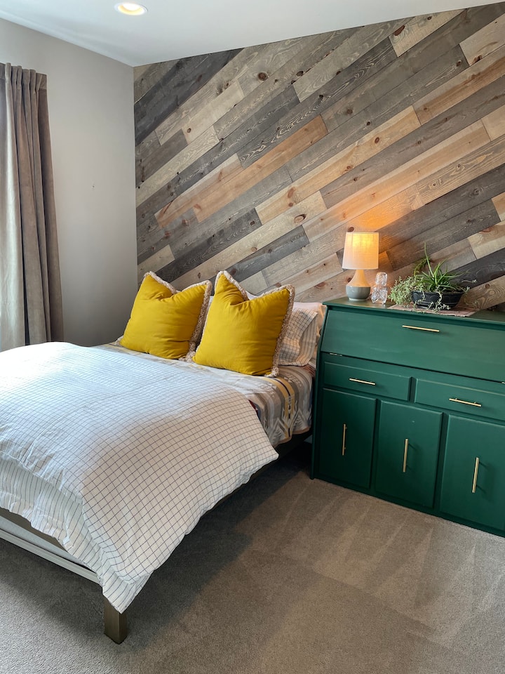 Bilik tidur tetamu. Tilam queen + katil beroda berkembar di bawah Queen, sesuai untuk kanak-kanak atau orang dewasa bujang.