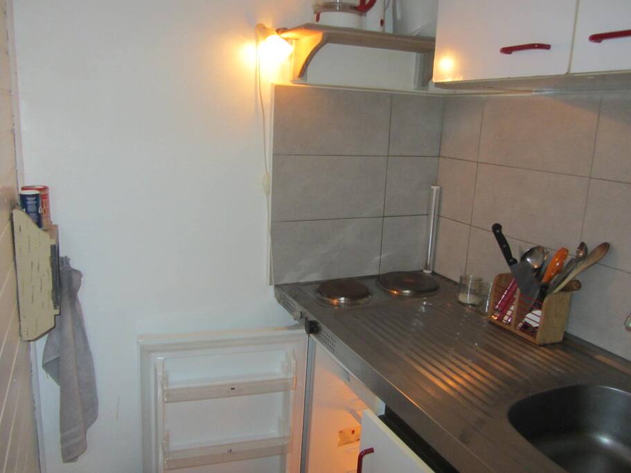 La kitchenette équipée de réfrigérateur, micro-ondes, plaques de cuissons électriques , cafetière , grill pain et batterie de cuisine.
