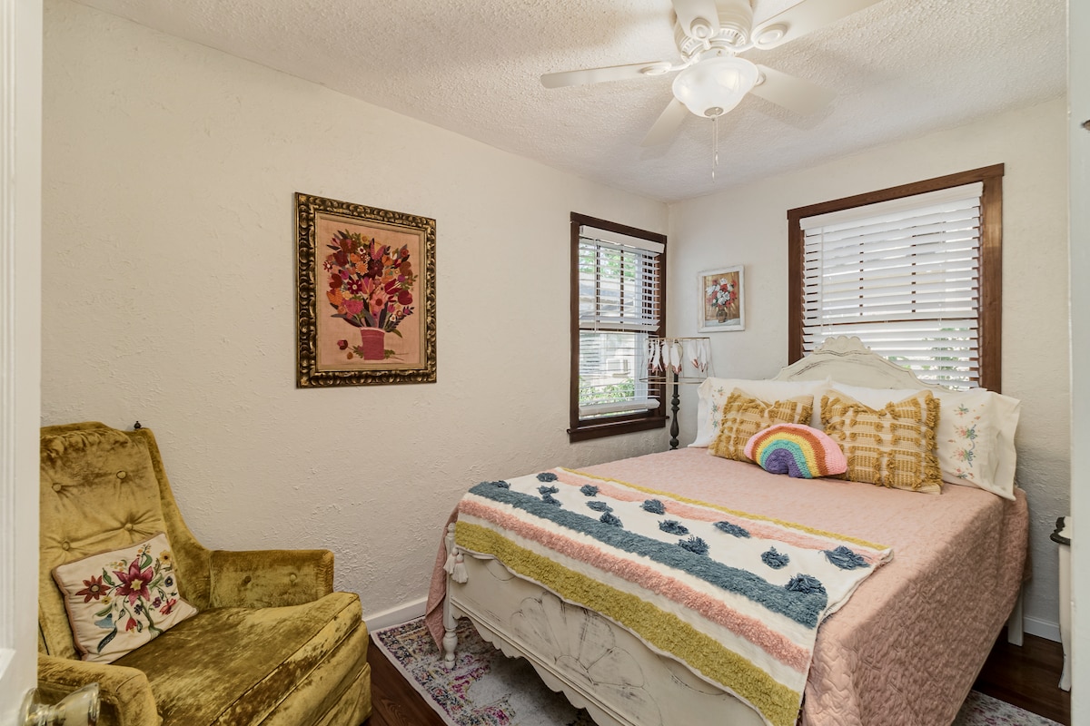 What's vintage without a little Granny Chic decor?!