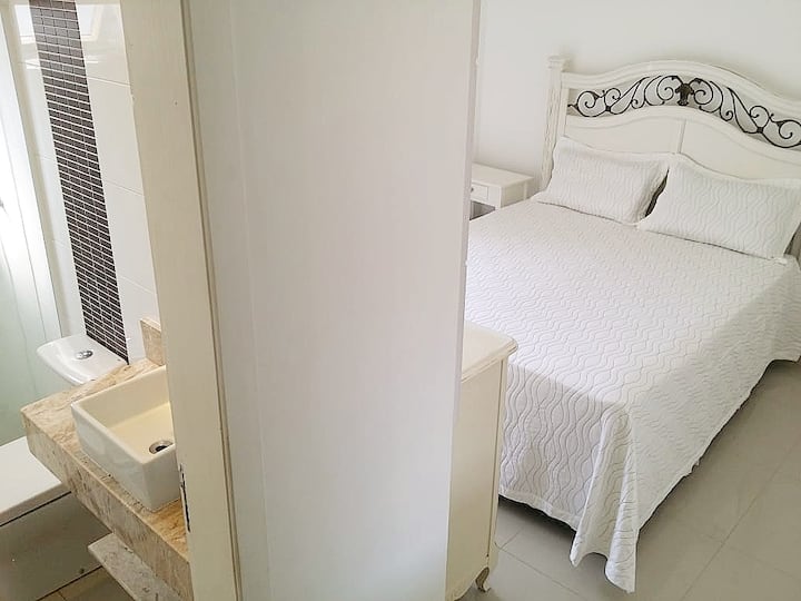 Suite, cama tamaño queen, segundo piso, con televisor inteligente de 32pulgadas