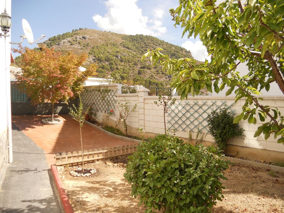 El jardín. Al fondo, la Sierra de la Alfaguara.