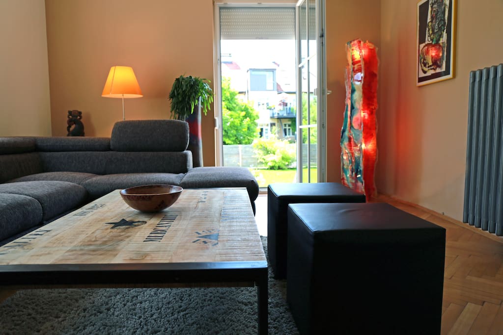Wohnzimmer mit Schlafcouch / Living room with sofa bed