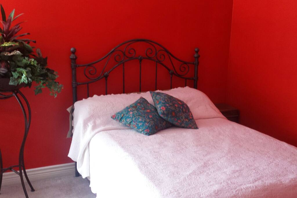 2nd bedroom with a double and a single bed for small groups