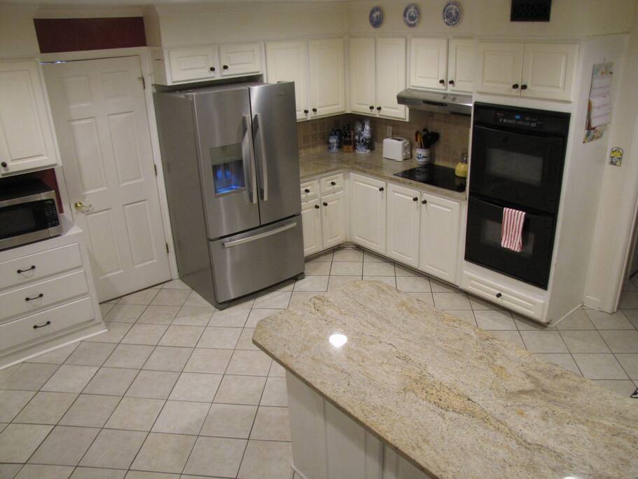 Cook's kitchen with double ovens!