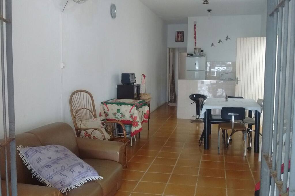 Sala Ampla e Sala de Jantar com Cozinha Americana
