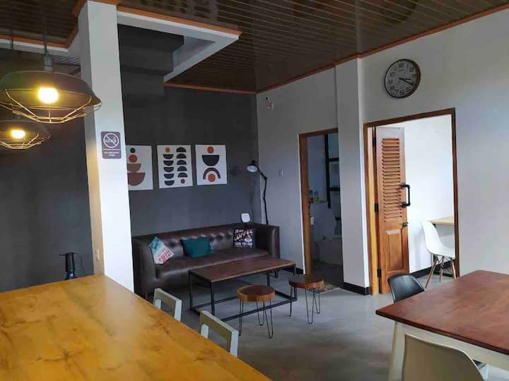 ห้องนอนชั้นล่างติดกับห้องนั่งเล่น