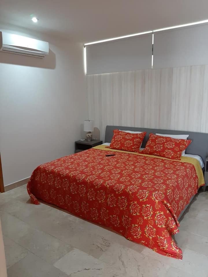 ห้องนอนใหญ่พร้อมเครื่องปรับอากาศและเตียงขนาดคิงไซส์ 