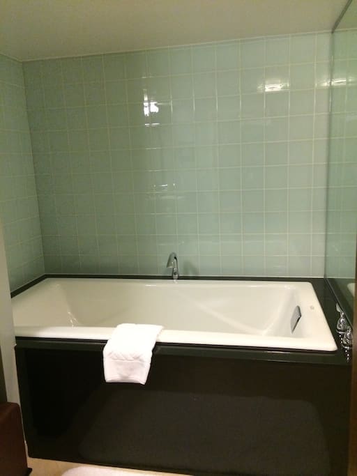 Tub en-suite for Bedroom 1