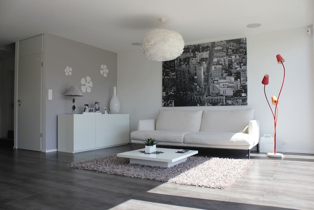 Salon avec grande baie vitrée