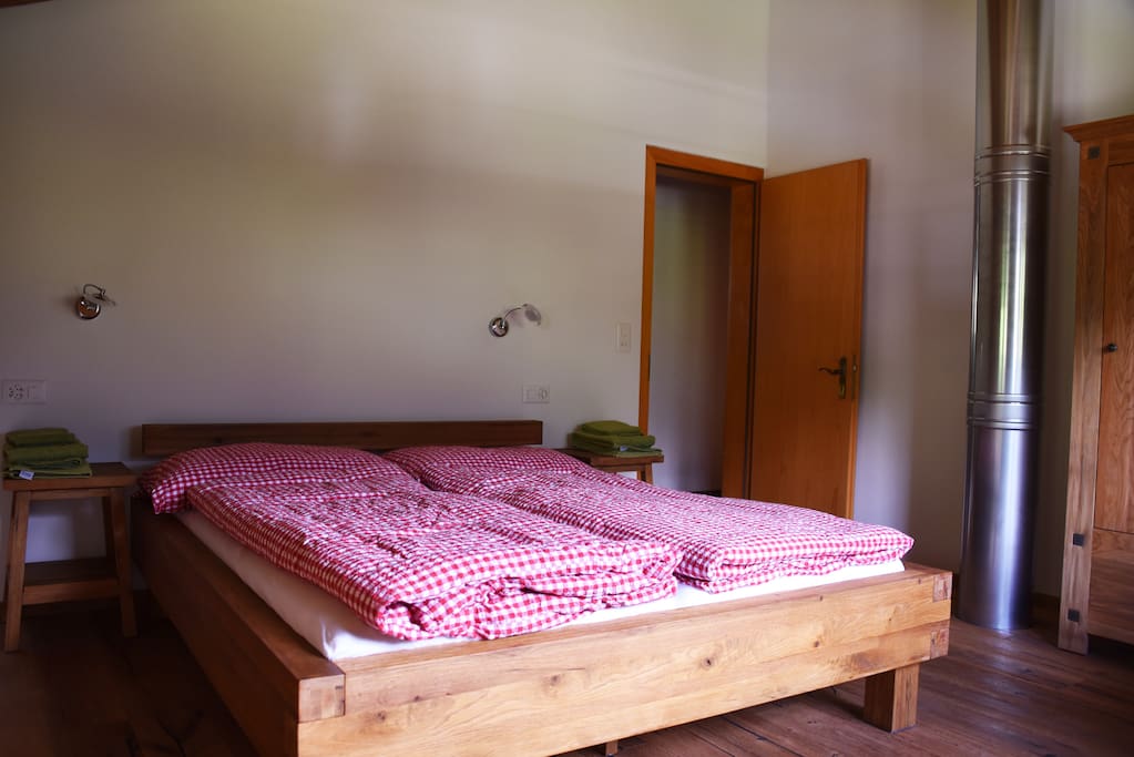 Das Zimmer ist mit seinen 16m2 grosszügig geschnitten.