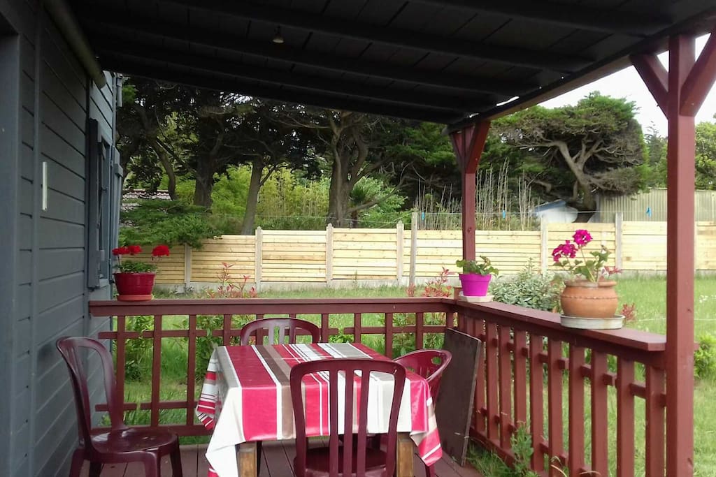 Terrasse couverte et ensoleillée toute la j.ournée