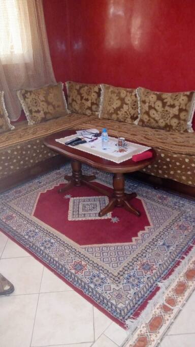 2eme salon avec TV pour boire ou café ou se reposer