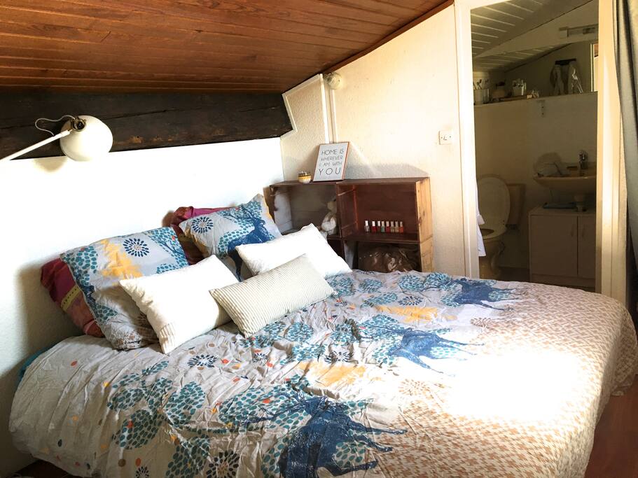 Chambre équipée.
Fully furnished bedroom