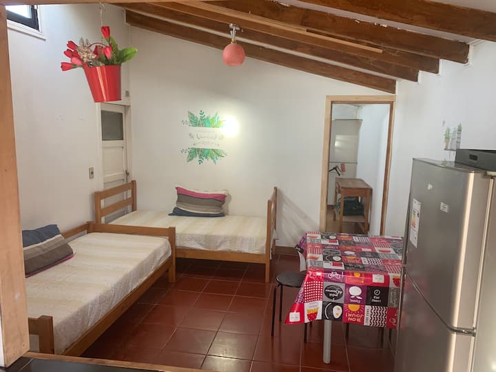 2 سرير من 1 مقعد مع طاولة صغيرة مع 4 كراسي