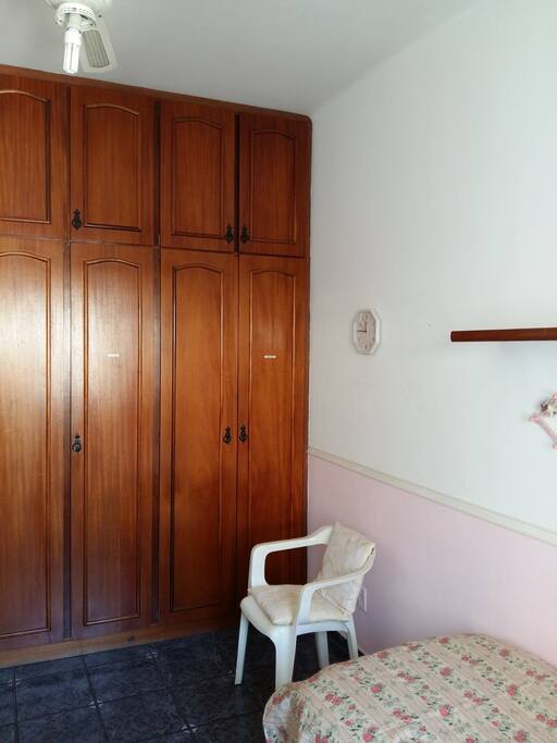 Armário amplo com cabides e gavetas
