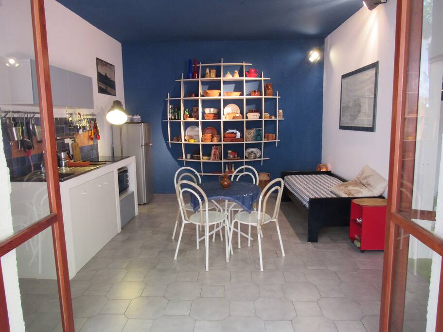 Kitchen and living room with a optional single bed.