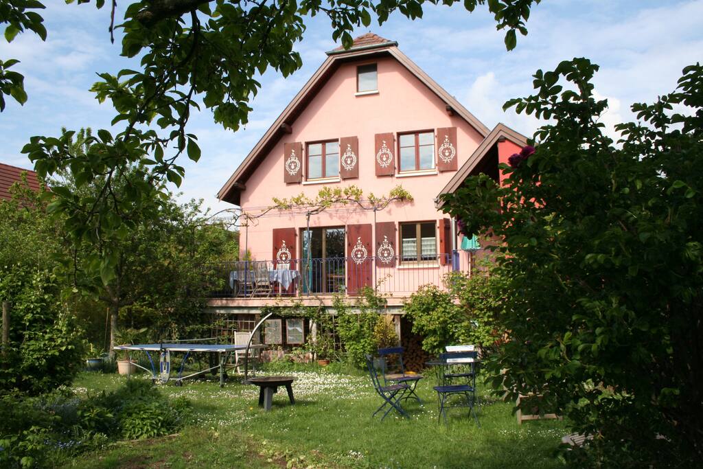côté jardin.
Tout le rez-de chaussée vous est réservé.