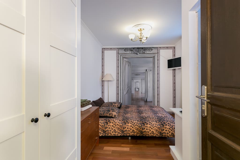 The whole apartement, as well as the room, was totaly renovated in January 2016