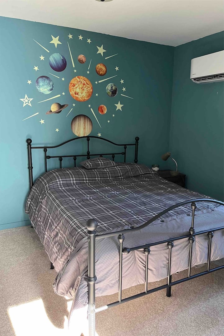 全尺寸卧室，小木屋后面有地毯。