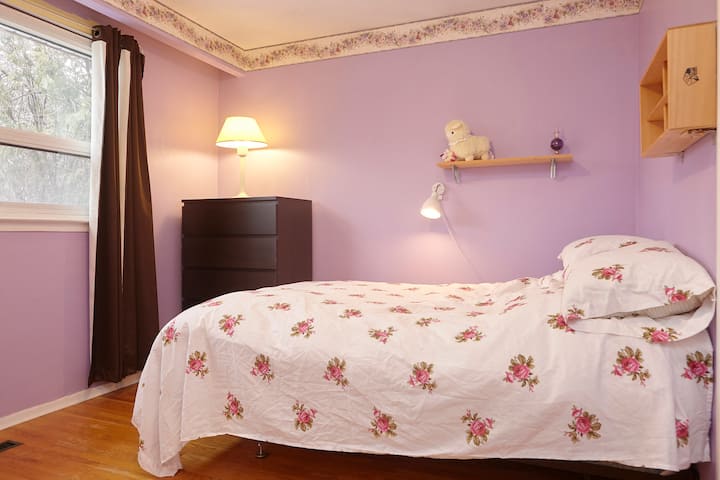 Toronto Private Room near Airport