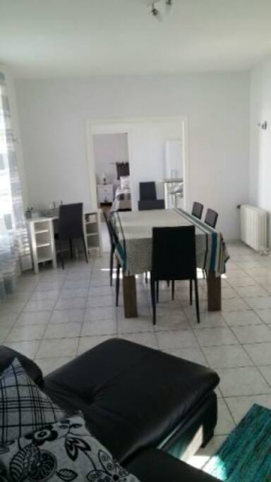 Table pour six à huit personnes