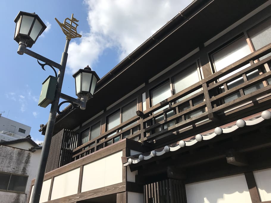 城下町の風情が残った商店街の一角にあります。