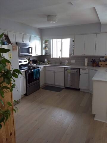 Lake Views…Walk to Downtown and Congress gallery image 2