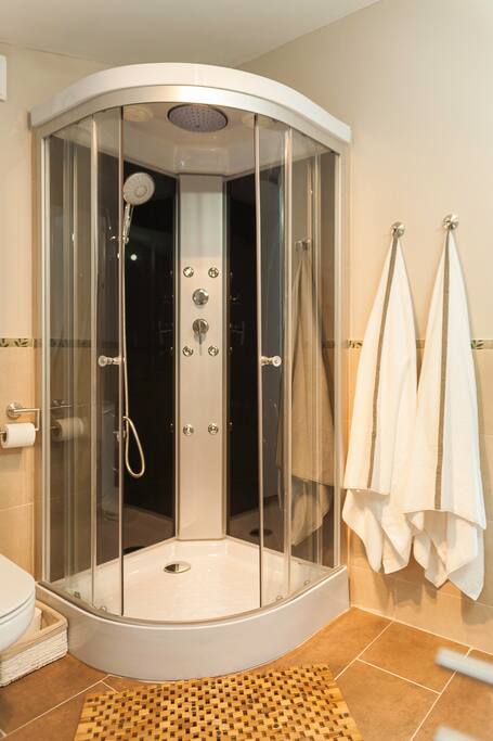 Master bed ensuite