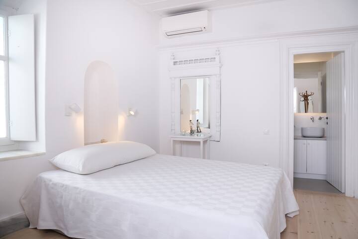 Experience Mykonos form a landmark location. gallery image 5