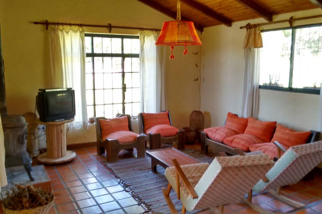 Living muy bien ambientado y agradable. TV cable y DVD.