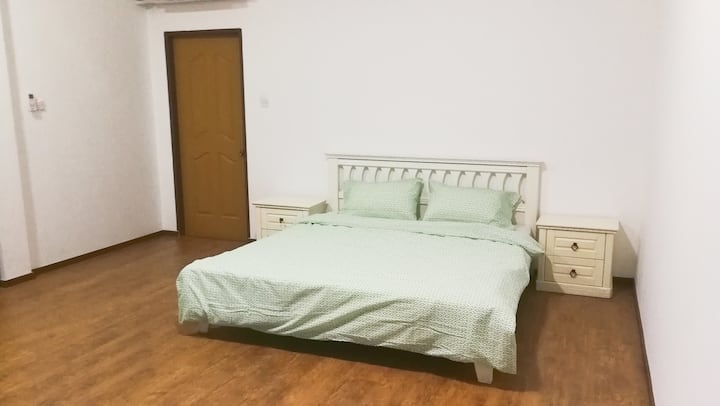 غرفة نوم رئيسية بسرير بحجم كبير