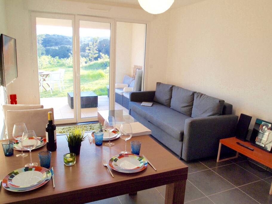 Un salon lumineux, moderne et accueillant, avec accès direct au patio et au jardin, superbe vue // Living Room is bright and airy with direct access to patio and garden, with superb views