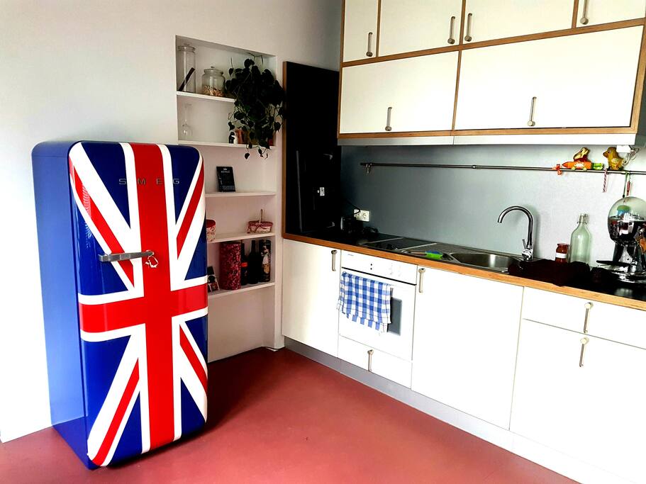 Küche - kitchen (use my fridge!)