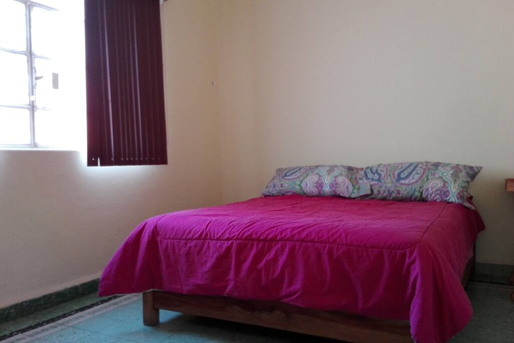 Una cómoda recámara con cama queen size