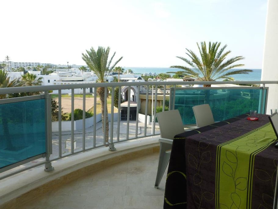terrasse table pour 6 personnes et deux chaises longues