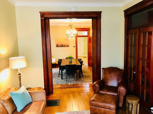 Amazing Lincoln Park Rowhouse!! gallery image 3