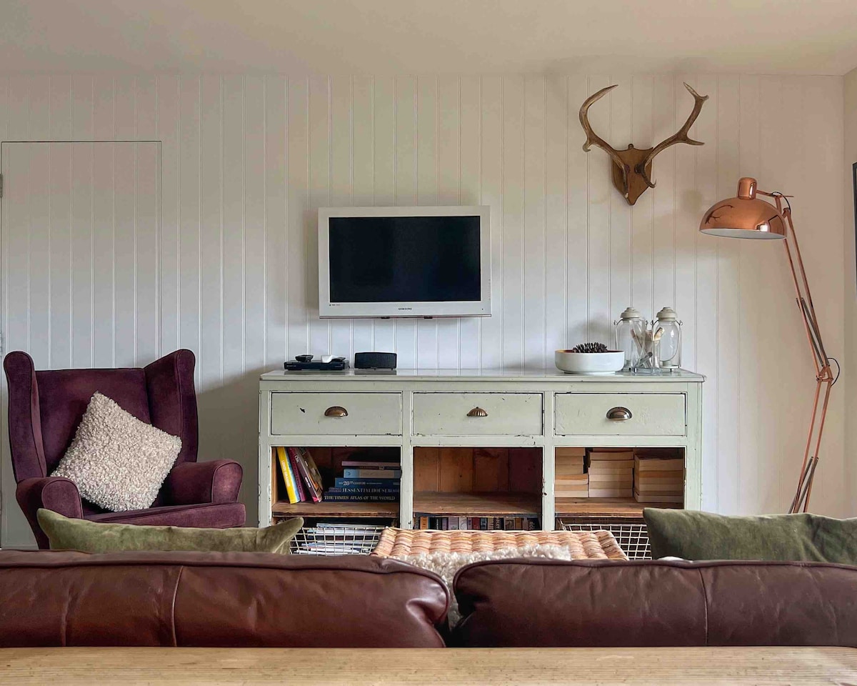 Popular Airbnb listing: SALT CABIN - bolthole with stunning sea views in Georgeham