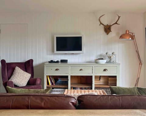 Popular Airbnb listing: SALT CABIN - bolthole with stunning sea views in Georgeham