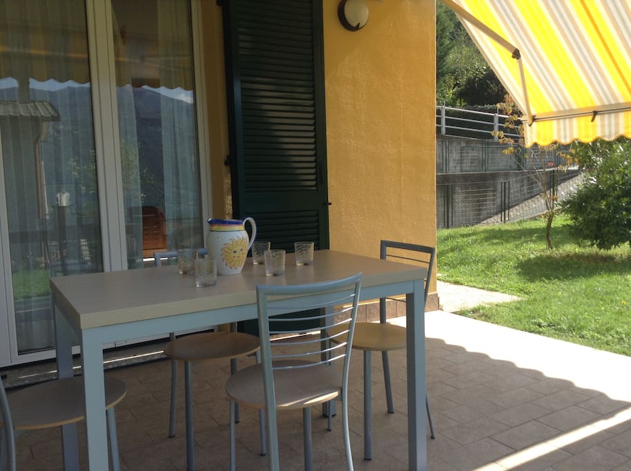 Portico con tavolo per pranzo e cena all'aperto